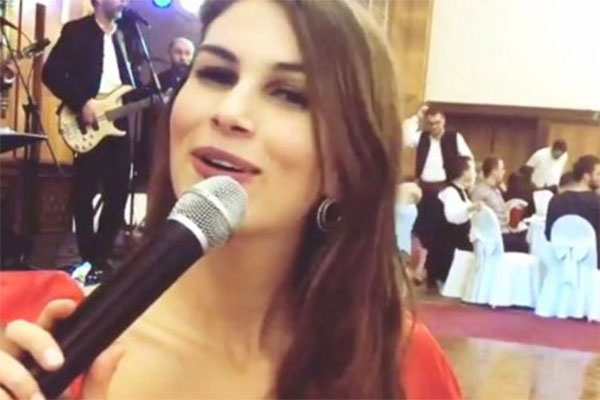 ornela_pjeva