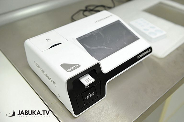 aparat-iChroma-antigensko-testiranje-ZJZ-ZZH-768x505-1