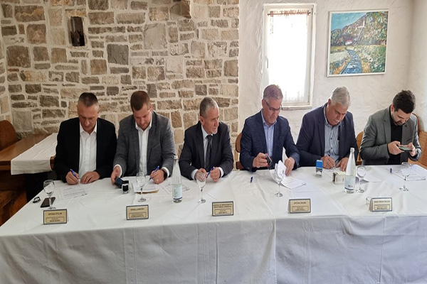 Potpis_ugovora_-_utopljavanje_srednja_skola