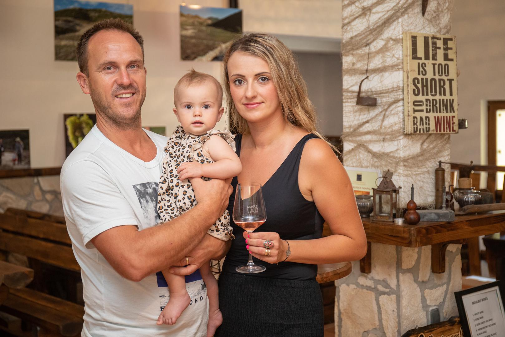 d1979069676e6e4bd8c4-1