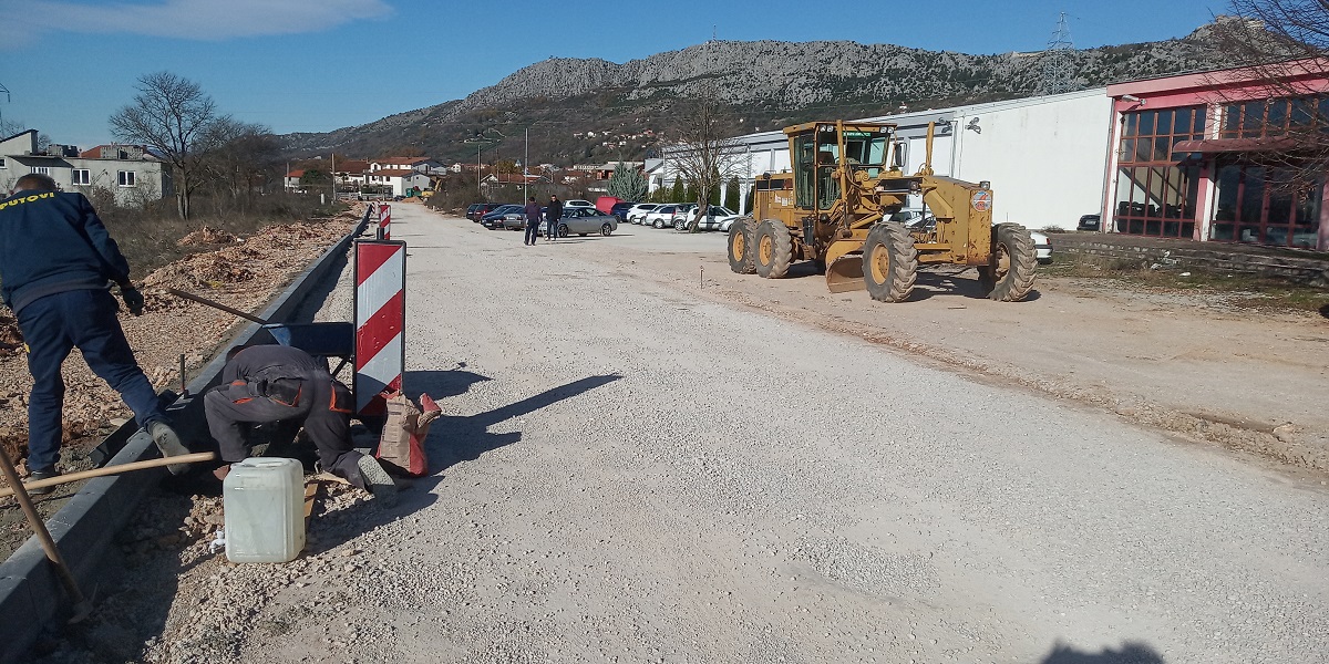 Djelatnici-Putova-Grude-prigodom-izvodjenja-radova-u-Ljubuskom-1.