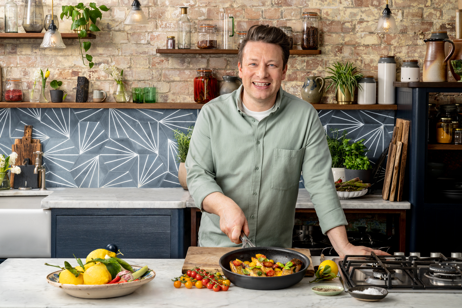 Large-Jamie_Oliver_Kitchen_Essential_Hard_Anodised_70AN-07