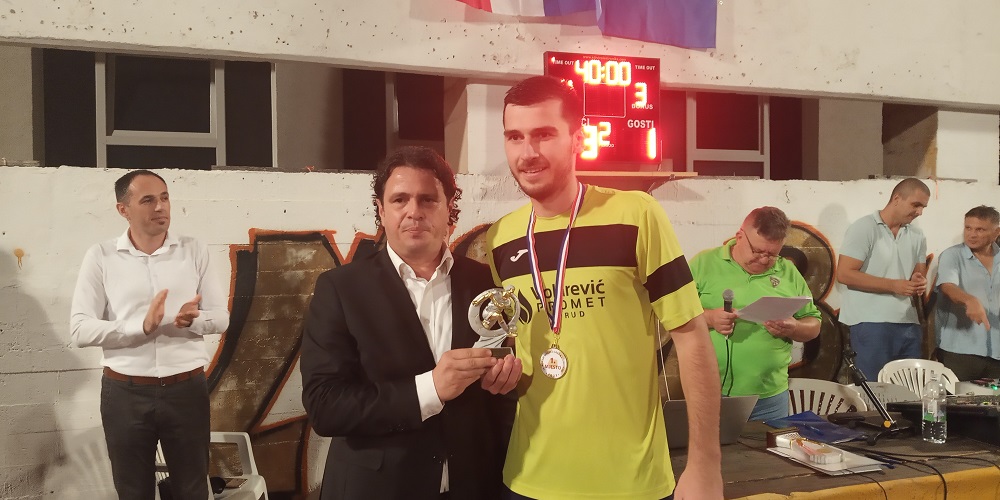 Najbolji-igrac-18.-ljubuske-MNL-e-Frane-Jurkovic-nagradu-mu-je-urucio-zupanijski-ministar-financija-Toni-Kraljevic.