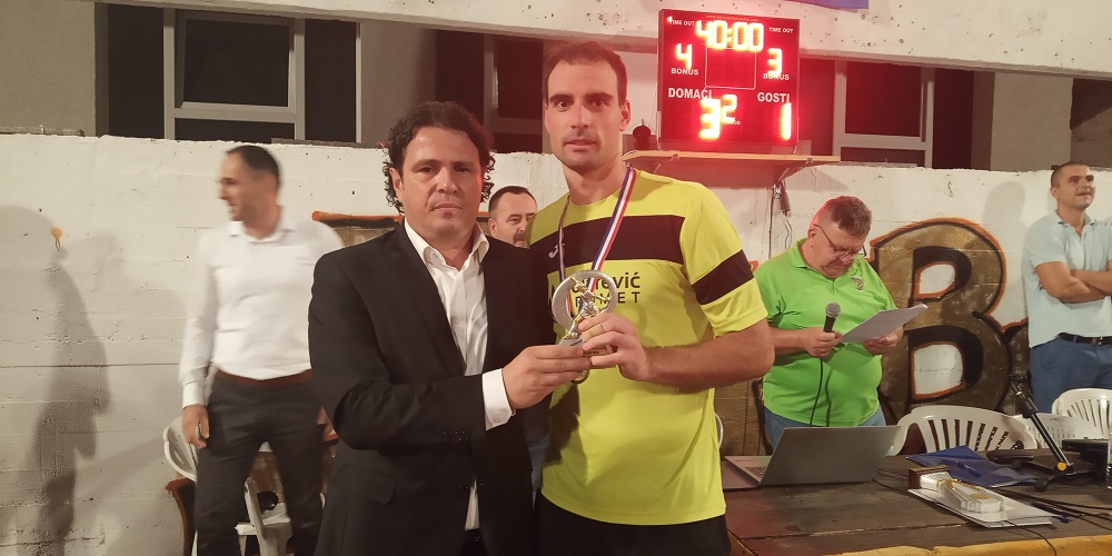 Najbolji-strijelac-18.-ljubuske-MNL-e-Ivan-Bubalo-nagradu-mu-je-urucio-zupanijski-ministar-financija-Toni-Kraljevic.