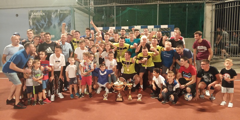 Pobjednici-18.-ljubuske-MNL-e-momcad-Stubica-Zvirici-Bijaca-s-odusevljenim-navijacima.