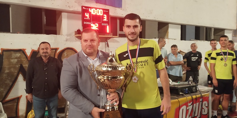 Pobjedniciki-pehar-kapetanu-momcadi-Stubice-Zvirica-Bijace-Frani-Jurkovicu-urucio-je-ljubuski-gradonacelnik-Vedran-Markotic.