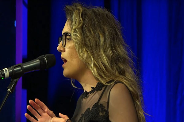 zagrli-andjela-svog-1536x848-1