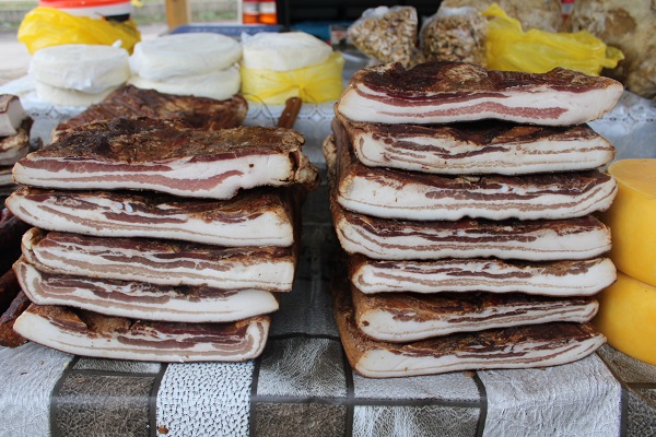 Pogledajte ponudu domaćeg suhog mesa na Veletržnici u Tasovčićima Pogledajte ponudu domaćeg suhog mesa na Veletržnici u Tasovčićima
