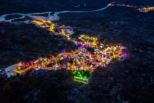 Pogledajte bajkovito božićno selo obitelji Lučić
