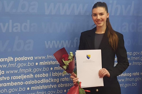 VIDEO Ljubušanka Lucija Vujica: Hvala ministarstvu što prepoznaje i motivira trud i uspjeh učenika VIDEO Ljubušanka Lucija Vujica: Hvala ministarstvu što prepoznaje i motivira trud i uspjeh učenika