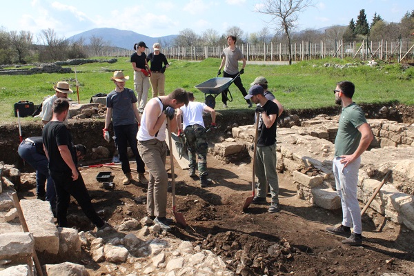 Iskop1e-Kompletna ekipa na zadatku