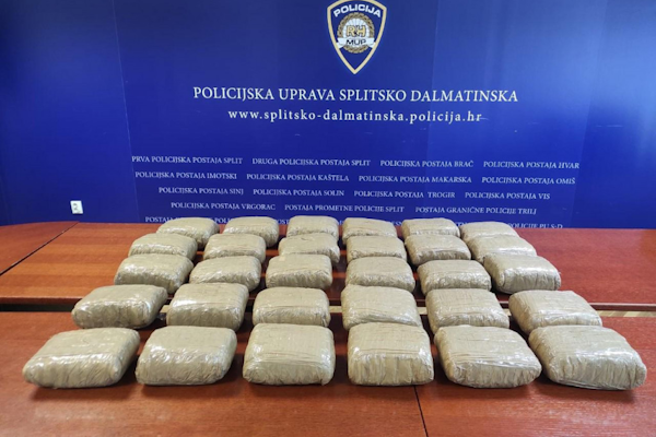 policija_trava