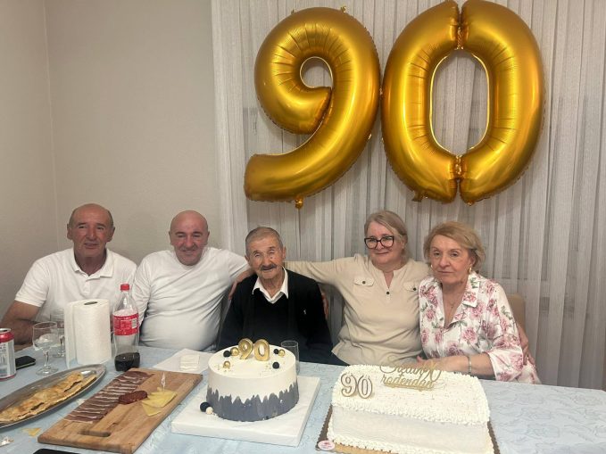 Rođendansko slavlje: Djed Jure Zadro sa svojim najmilijima proslavio 90. rođendan Rođendansko slavlje: Djed Jure Zadro sa svojim najmilijima proslavio 90. rođendan