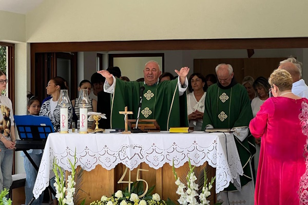 Fra Vlado Ereš u rodnim Radišićima proslavio 45 g. svećenstva i 20 g. u HKM Wallis-Lausanne Fra Vlado Ereš u rodnim Radišićima proslavio 45 g. svećenstva i 20 g. u HKM Wallis-Lausanne