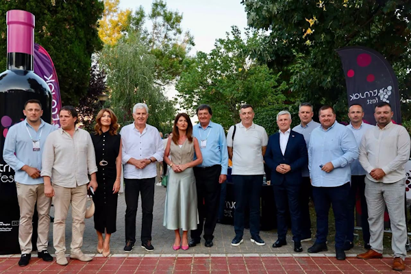 FOTO Trnjak Fest u Ljubuškom oduševio: Zaboravljena sorta postala grandiozno vino koje osvaja regiju i svijet FOTO Trnjak Fest u Ljubuškom oduševio: Zaboravljena sorta postala grandiozno vino koje osvaja regiju i svijet