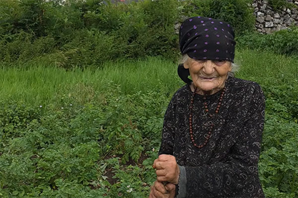 (VIDEO) ŽIVOT KROZ MOLITVU I RAD: Baka Matija u 95. godini živi sama i kopa vrt s krunicom oko vrata (VIDEO) ŽIVOT KROZ MOLITVU I RAD: Baka Matija u 95. godini živi sama i kopa vrt s krunicom oko vrata