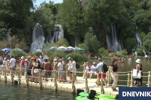 VIDEO Kravica i ovog ljeta oduševljava turiste iz cijelog svijeta: “Ljepše je nego što smo očekivali”