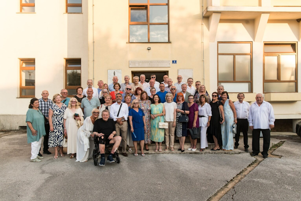 Pola stoljeća kasnije ponovno zajedno: Jubilarna generacija Gimnazije Ljubuški proslavila 50 godina mature Pola stoljeća kasnije ponovno zajedno: Jubilarna generacija Gimnazije Ljubuški proslavila 50 godina mature