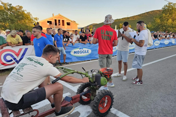 VIDEO | Kad freze postanu trkaći bolidi: Agrije ponovno jurile Mandarića putem VIDEO | Kad freze postanu trkaći bolidi: Agrije ponovno jurile Mandarića putem