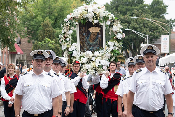 Tisuće Hrvata u Chicagu: Fra Miro Šego predvodio jubilarnu 120. procesiju u čast Gospe Sinjske